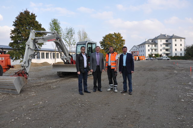 Lokalaugenschein vor der Benützungsfreigabe des neuen Parkplatzareals in der Gerungser Straße: Ing. Hannes Meisner (Bauamt), Bürgermeister Herbert Prinz, Vorarbeiter Christoph Hubmaier und Stadtrat Erwin Engelmayr (v. li.). | Foto: Stadtgemeinde Zwettl