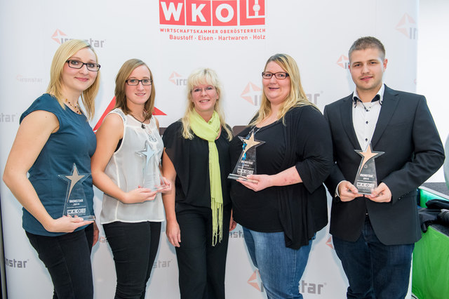 Die ironstars v. l.: Renate Reisinger (Bronze), Anita Prieschl (Silber), Birgit Stanzel (Ausbildungsverantwortliche bei der Schachermayer-Großhandelsgesell-schaft mbH), Claudia Gamper (Gold), Andreas Eberndorfer (Bronze). Foto: WKO