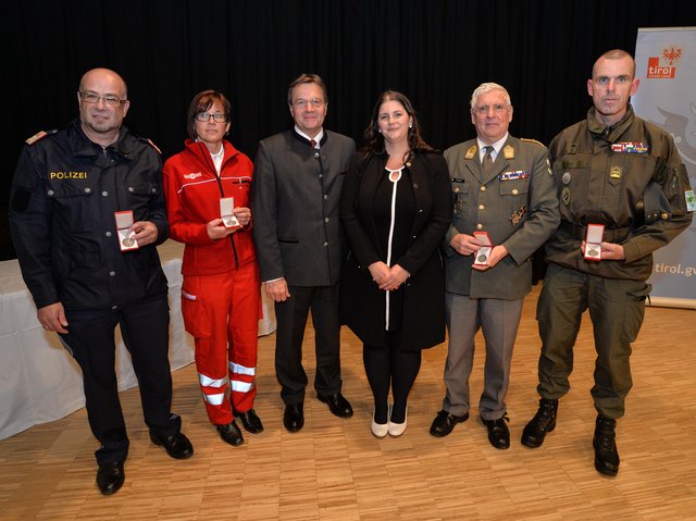 MitarbeiterInnen der Polizei, des Roten Kreuzes, des Bundesheeres und des Baubezirksamtes und der Tinetz wurden mit der Tiroler Erinnerungsmedaille für den Katastropheneinsatz ausgezeichnet. | Foto: Land Tirol/Liebl