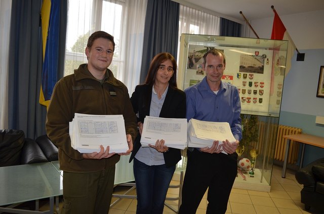 Schüler Christoph Just, Direktionssekretärin Stefanie Pichler und Lehrer Gerhardt Pichler mit Paketen an vollen Unterschriftenlisten für die Petition | Foto: MilRG