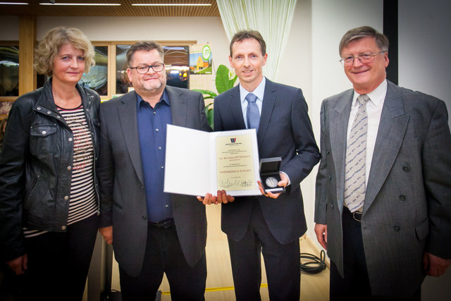 Eva Maria Gattringer, Dieter Mackinger und Eduard Klement vom Wirtschaftsbund überreichten Bernhard Mittermayr (2.v.r.) für Verdienste um die OÖ. Wirtschaft die Ehrenmedaille in Silber.