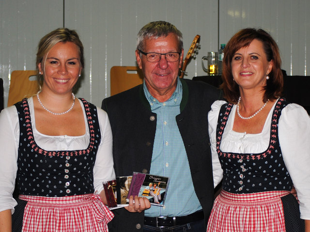 ESV-Mastermind Heinrich Göttlinger mit Kathrin Gruber (l.) und Gabi Schweizer vom Soizweger Zwoagsang. | Foto: Andreas Barthofer