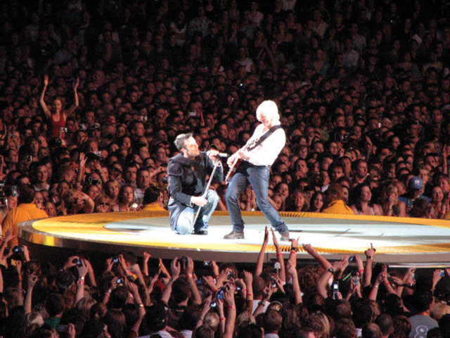 Neil Taylor mit Robbie Williams