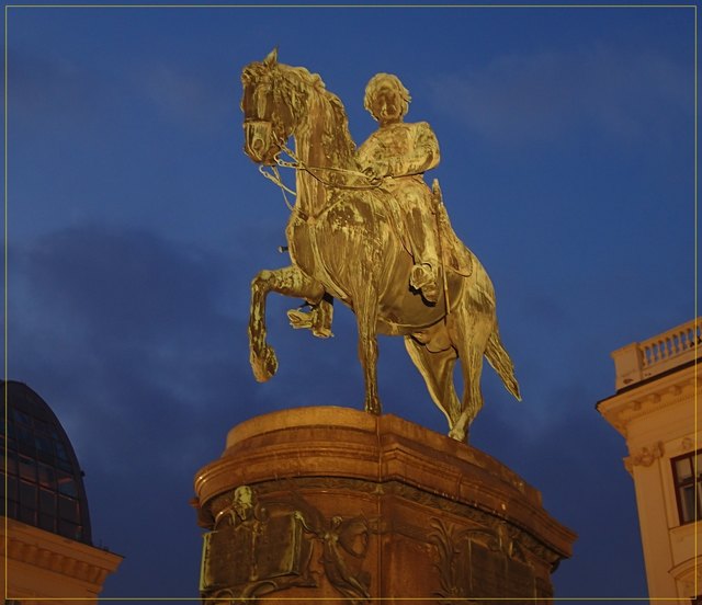 Das Reiterstandbild von Erzherzog Albrecht (Feldherr) wurde von Architekt Karl König geplant und von Caspar von Zumbusch 1899 als Bronzeguss gestaltet. Die Nachtaufnahme lässt das Standbild goldfarben wirken. Das Standbild befindet sich auf der Albrechtsrampe ganz in der Nähe der Staatsoper und der Albertina.