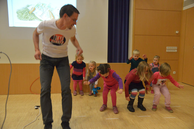Spielerisch den Sprung in die eigene Zukunft wagen: Die Kinder bei der Buchpräsentation im Netzwerk Pasching hatten sichtlich Spaß mit dem Autor Jonathan Mittermair (l.).