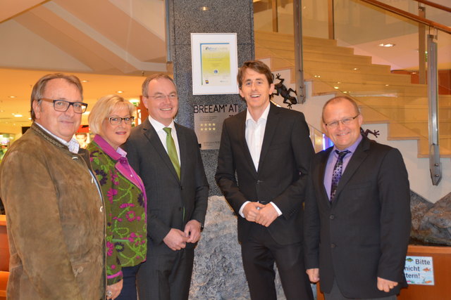 Bei der Präsentation des Nachhalitigkeitszertifikats BREEAM.