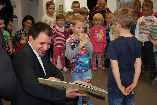 So ein Theater: Landesrat Michael Schickhofer unterhielt die Kleinsten im Kirchberger Kindergartenzentrum.
