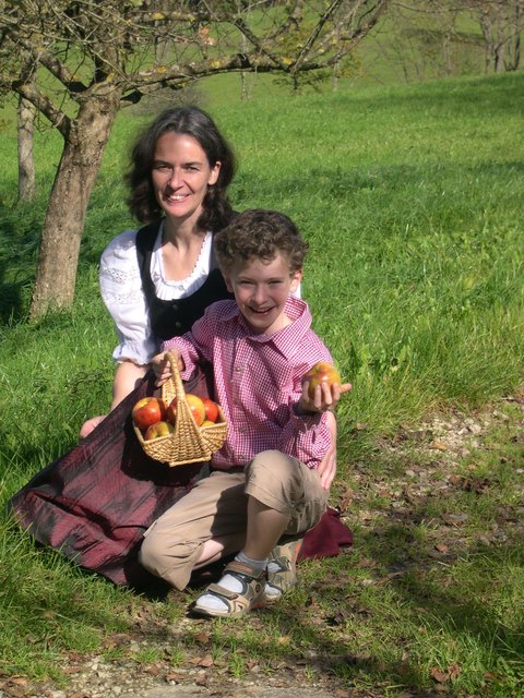 Die Steyrer Bezirksbäuerin Regina Aspalter mit Sohn Florian bei der Apfelernte. | Foto: Privat