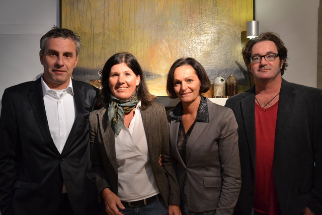 (v.l.) Schriftsteller Nur Meinereiner, Uschi Absmann und Sonja Hörl-Reinthaler (SchauRaum) mit Künstler Roland Oberholzner.