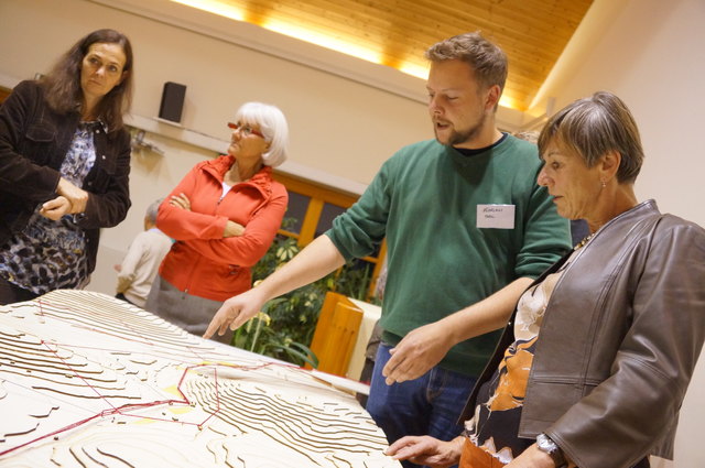 Florian Theil und Bgm. Claudia Bock besprechen die Ideen der Studierenden anhand eines Modells.