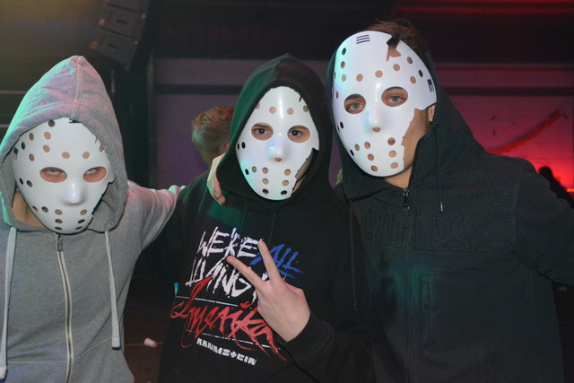 Halloween eroberte die Friedrichhalle und Maskenmänner waren allgegenwärtig
