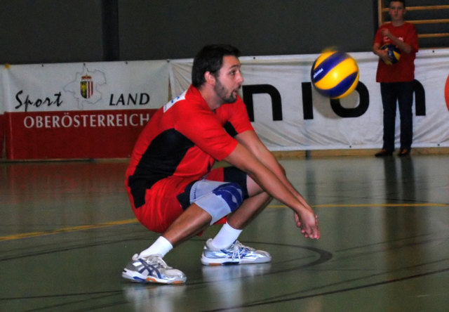 Der Ennser Libero Christian Mitterhuber mit der Annahme in der Defensive.