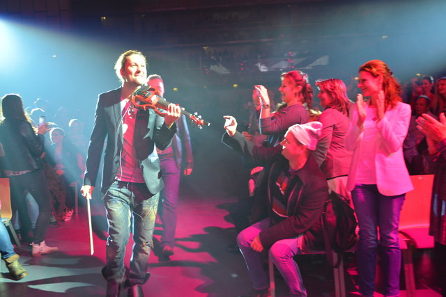 Zum Greifen nah: Garrett verzauberte die Besucher/innen in der Olympiahalle. | Foto: Larcher