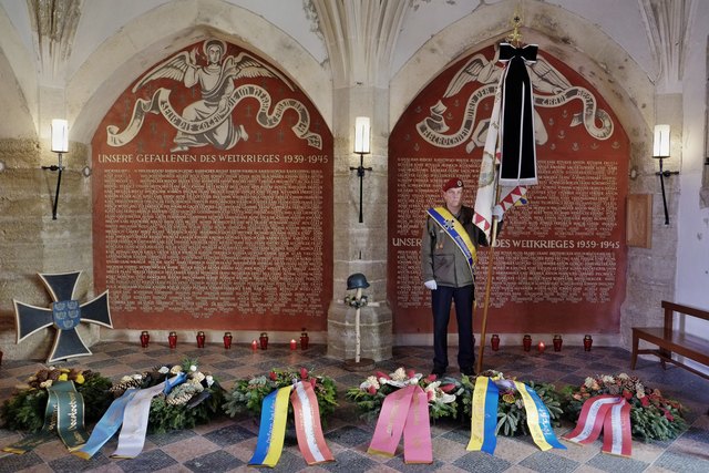 Kam. Peter Raab mit der Fahne des ÖKB-Perchtoldsdorf in der Martinikapelle