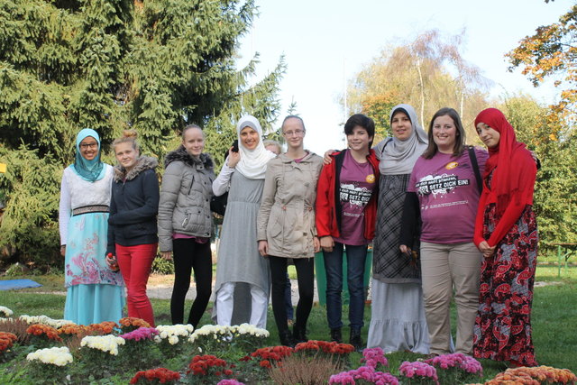 Gemeinsam vor dem Beet des islamischen Friedenszentrums (in den Friedensgärten)