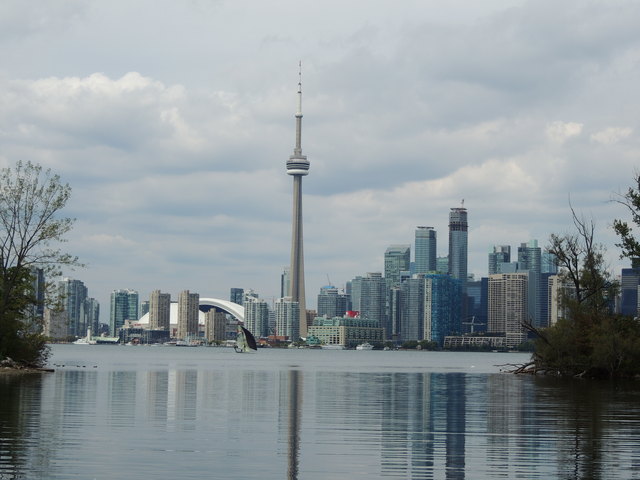 Ontarios Hauptstadt Toronto mit ca 3 Mio Einwohnern liegt am Lake Ontario