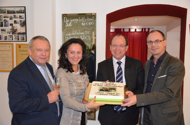 ST. GEORGEN. LR Andreas Liegenfeld feierte beim Heurigen Lichtscheidl in St. Georgen seinen 50.Geburtstag. Unter den Gratulanten die Mitarbeiter der ÖVP-Regierungsbüros. Das Geburtstagskind durfte sich über einen Reisegutschein und einen Torte der Marke „Kaplan“ freuen.