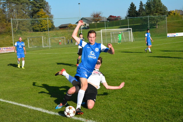 David Mayer klärt einen Ball zum Einwurf.