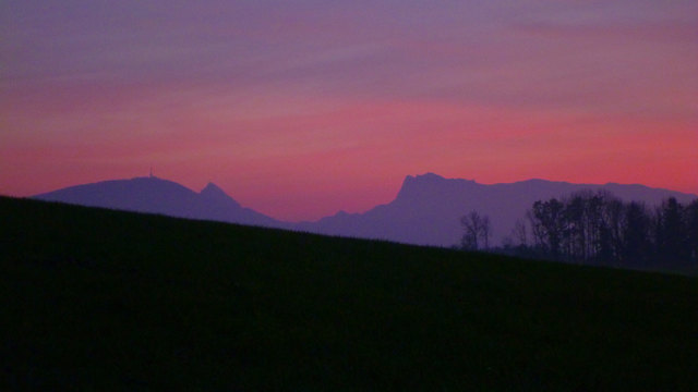 Zu sehen sind: Gaisberg, Watzmann und Untersberg, in der Nähe des Wallersees augenommen.