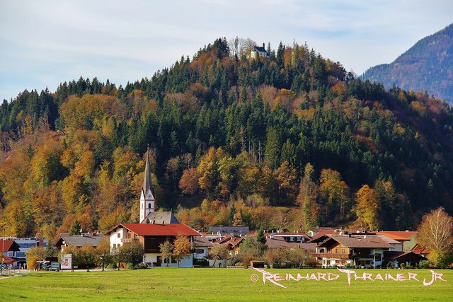 Niederndorf mit der Pfarrkirche St.Georg und der Wallfahrtskapelle Mariahilf am Hechenberg vom Ortsteil Sebi aus...