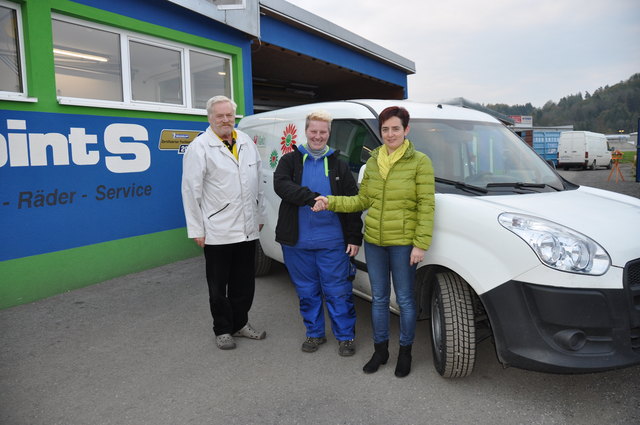 Kerstin Brasser (mi.) wünscht Monika Dengg und Fahrer Peter Koch eine gute Fahrt!