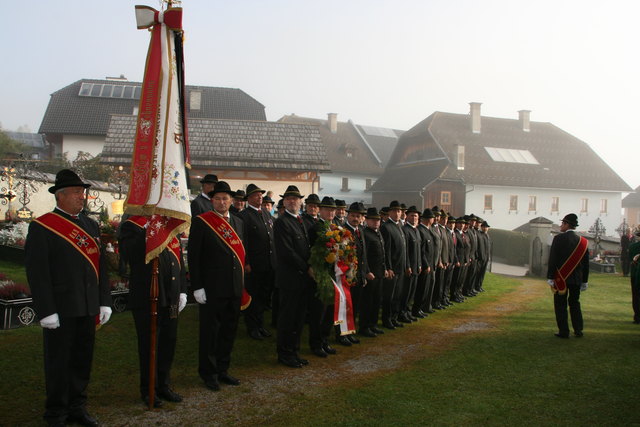 Die angetretene Kameradschaft am Friedhof Lessach