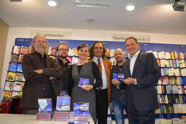 Präsentation der Doppel-CD „Der Fluss“ in der der Buchhandlung Nentwich-Lattner in Eisenstadt: die Sängerin und Graphikerin Eveline Rabold, Christoph Halper (pinknoise tonstudio KG), Ferry Janoska, Autor Peter Wagner und Kulturlandesrat Helmut Bieler