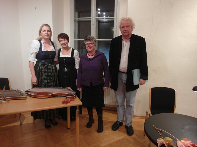 (vlnr) Zitherduo Sabine Monza und Eva Prenner, Maria Marginter (Tochter von Peter Marginter) und Roland Knie