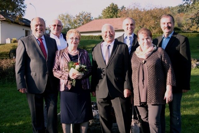 Bürgermeister Rudi Steiner, Fritz Bleyer, Christian Anderl, Franziska Thurner, Vizebgm Martin Schütz und das Jubelpaar.