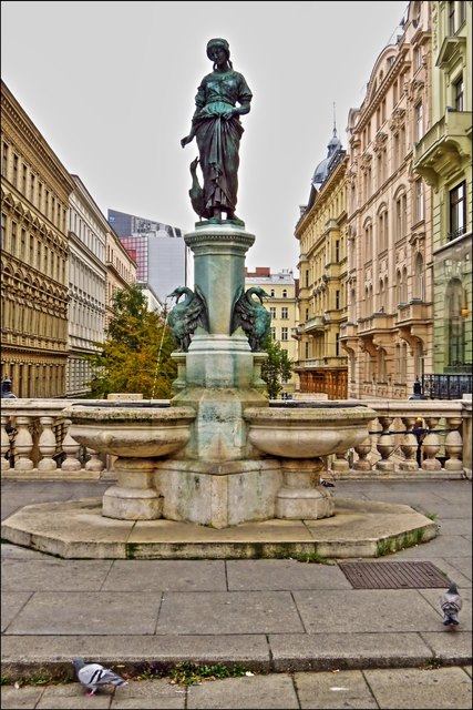 Der Gänsemädchenbrunnen von A.P. Wagner stand früher in der Innenstadt, nun bewacht er das obere Ende der 1870 eröffneten Rahlstiege