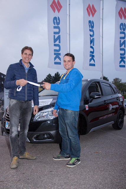 Robert Lietz übergab am 29. Oktober 2014 in Steyr die Schlüssel des neuen Suzuki SX4 S-Cross an Robert Fuchsberger! | Foto: www.sportpixel.eu