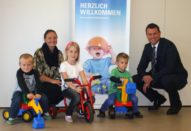 Gabi Grillberger (l.) - OÖ Familienbund und Daniel Ennsbrunner (r.) - Wacker Neuson mit den Kindern vom Kindergarten in Kematen an der Krems.