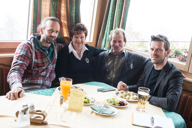 Am Mittagstisch: Stefan Schweiger und Gerd Leitner bei Heidi und Josef Succaglia auf dem Christofberg