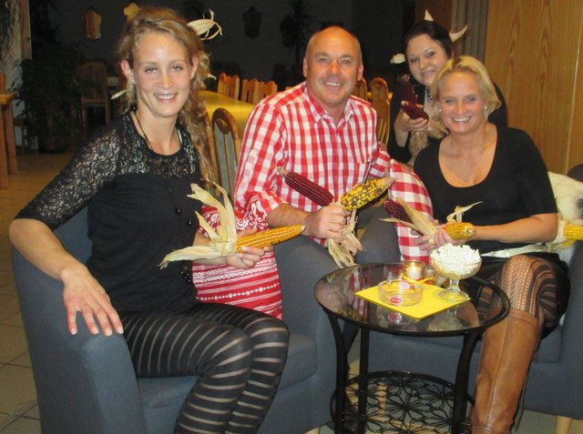 Jaqueline Karner, Vbgm Gerald Grebenjak, Natascha Schobi und Wirtin Andrea Schirnik