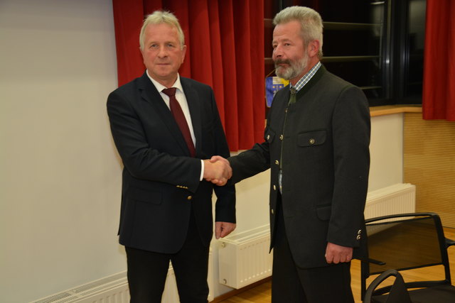 Karl Fadinger (mit Willibald Edlinger) bei der Angelobung zum Bürgermeister von St. Michael.