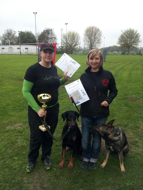 Sonja Gruber mit Finn Extra Eliote und Tamara Böck mit Ocean Sky von der Holzinger Au vom ÖGV bei der Siegerehrung.                         Foto: Privat