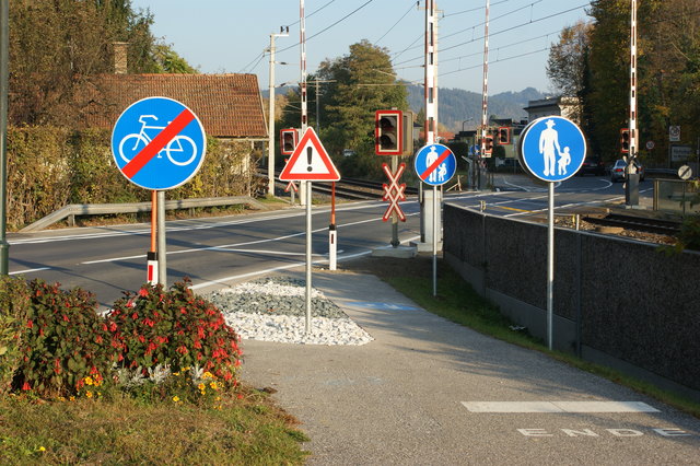 Nach dem Umbau der Bahnübersetzung Töschling/Pörtschach musste der vom Radweg getrennte ca.10m lange Gehweg für jeden gut ersichtlich gekennzeichnet werden!! Liebe Grüße aus Schilda......
