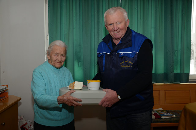 Katharina Litzlbauer feiert bald ihren 100. Geburtstag. Altbürgermeister Josef Dopler stellt ihr das Essen zu.