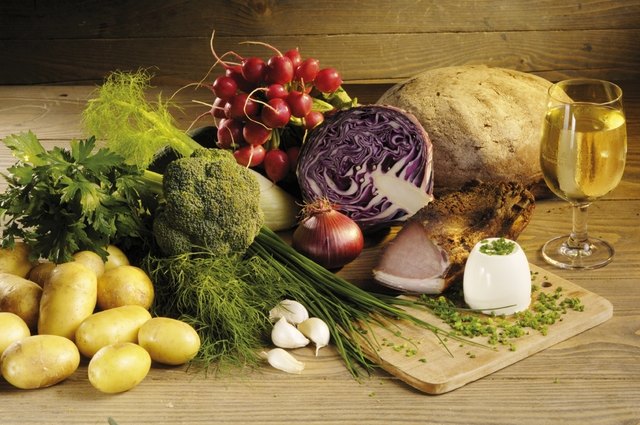 Gemüse, Obst, Brot, Speck und Getränke aus bäuerlicher Herstellung können verkostet werden.