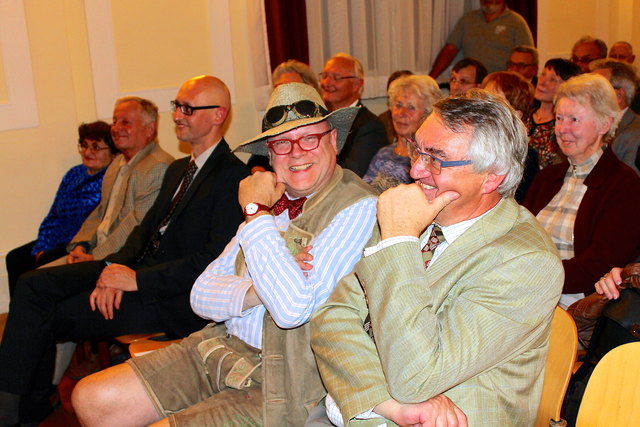 Gute Stimmung: Conrad Seidl mit Autor Alfred Paleczny bei der Vorstellung seines Buches "Die Wiener Brauherren" in Simmering