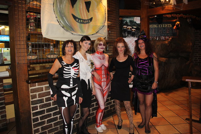 Halloween -Crew: Paula, Tanja, Julia,Mirija und Conny.