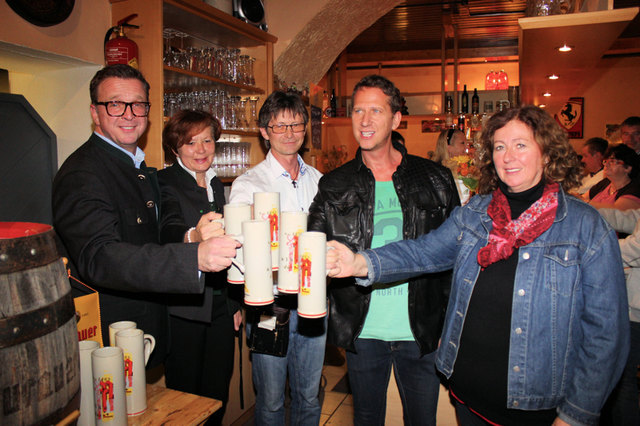 Na dann prost! Nach gelungenem Bieranstich gab es Geselligkeit.