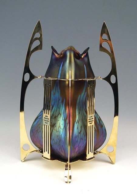 Museale Loetz Vase mit Messingmontierung, Wien.
Dekor: Maron Medici Gre 3/501, Loetz Wtw, Böhmen, um 1903