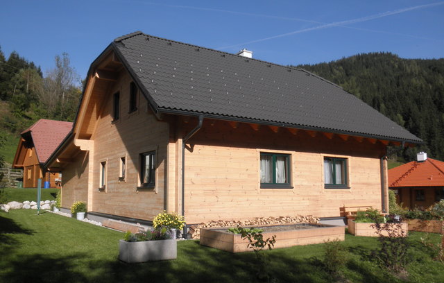 Sehr gefällige Häuser aus gutem Holz werden bei uns am Land nach wie vor errichtet. Mir sind sie echt sympathisch.