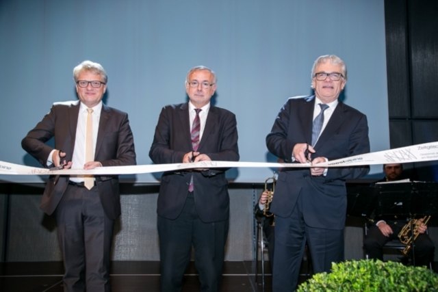 Feierliche Eröffnung der Zeitgeschichteausstellung: (v.l.) Klaus Luger, Bürgermeister der Stadt Linz, Oliver Rathkolb, Institut für Zeitgeschichte der Universität Wien, Wolfgang Eder, CEO voestalpine AG.