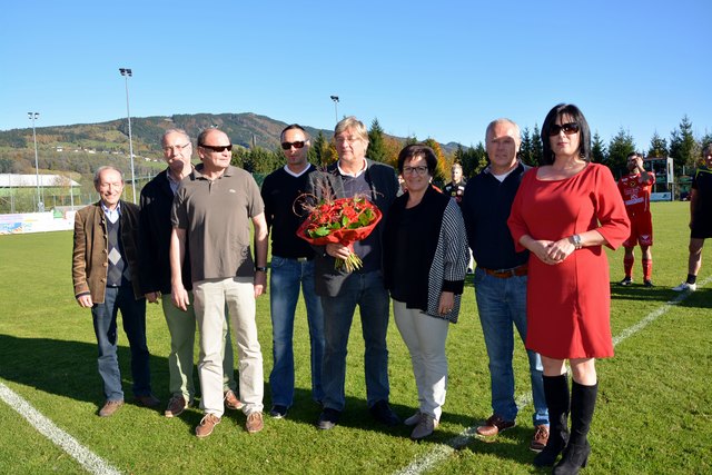 Foto August Schwertl: Dr. Jörgner Obmann und Vorstandsmitglieder der Union Raiffeisen Mondsee bei dem letzten Heimspiel gegen Zipf.