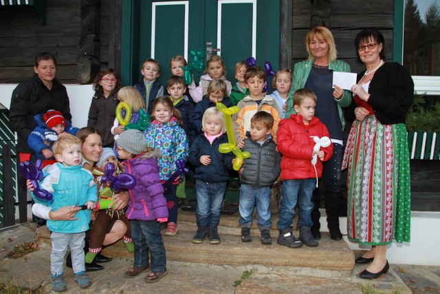 Der KiGa zu Besuch in "Evis kleiner Welt".