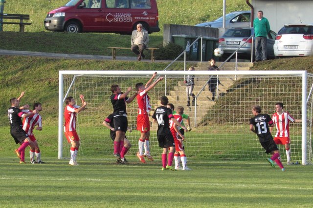 Hektische Kämpfe sowie viele gelbe Karten prägten das Spiel in Kapfenstein. | Foto: KK