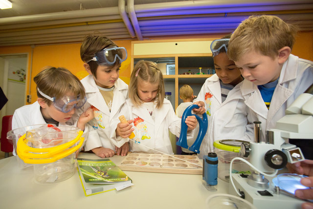 Wie geht das? In der Spürnasenecke können sich Kinder richtig austoben und experimentieren.