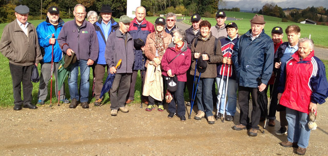 Die Senioren beim Start der Wanderung in Maireck.